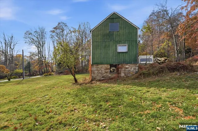 a view of residential houses with yard