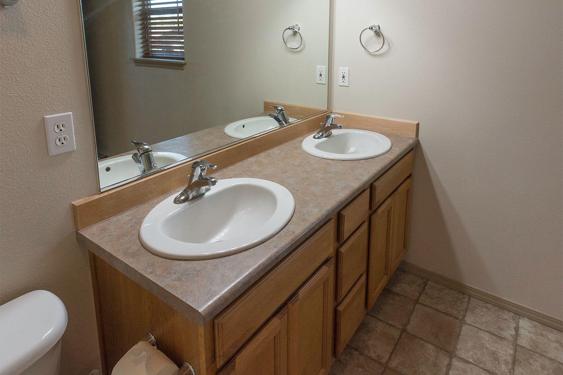 16476 Riley Drive La Pine, OR 97739 - Photo 11 of 23 Master bath