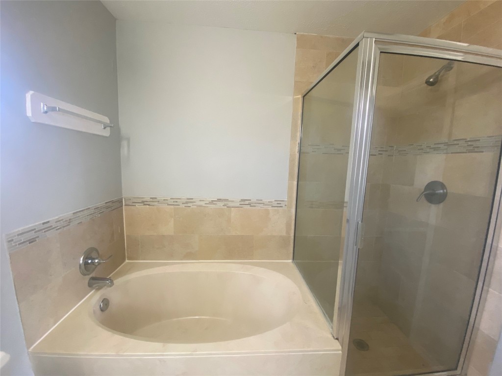 14007 Oleoke Lane Houston, TX 77015 - Photo 12 of 19 a bathroom with a tub