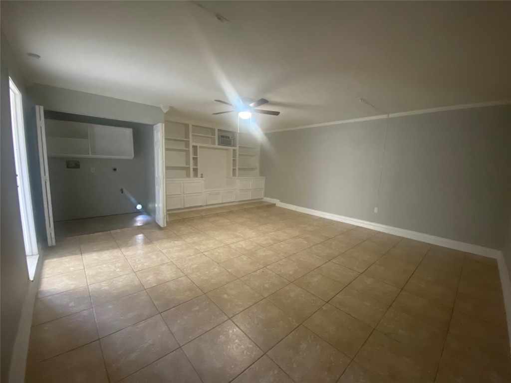 14007 Oleoke Lane Houston, TX 77015 - Photo 18 of 19 an empty room with a ceiling fan and bathroom