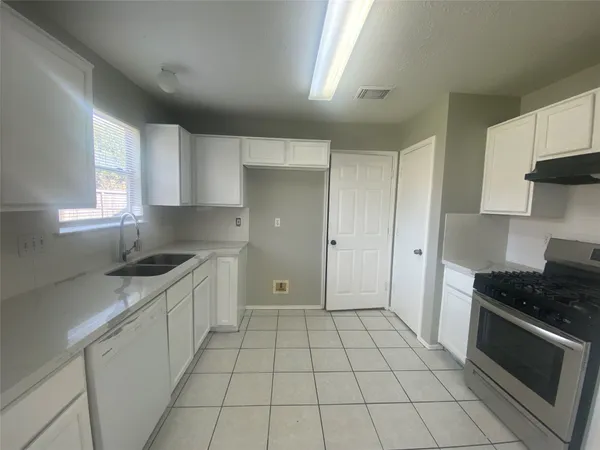 $2,000 | 14007 Oleoke Lane, Houston, TX 77015