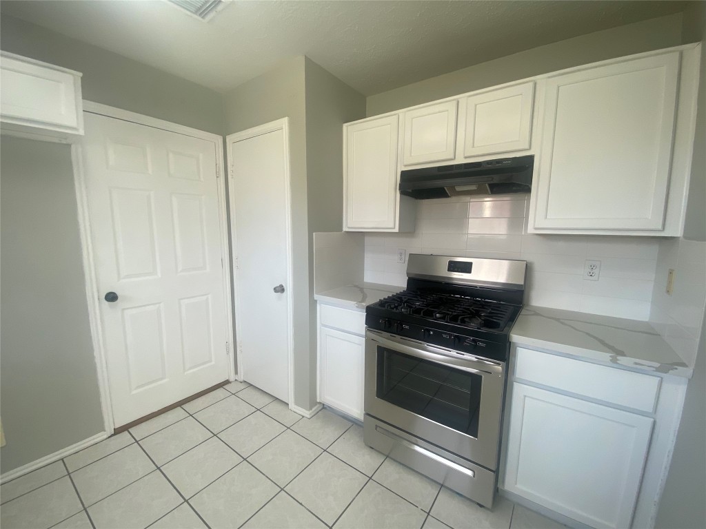 14007 Oleoke Lane Houston, TX 77015 - Photo 8 of 19 a kitchen with white cabinets and appliances