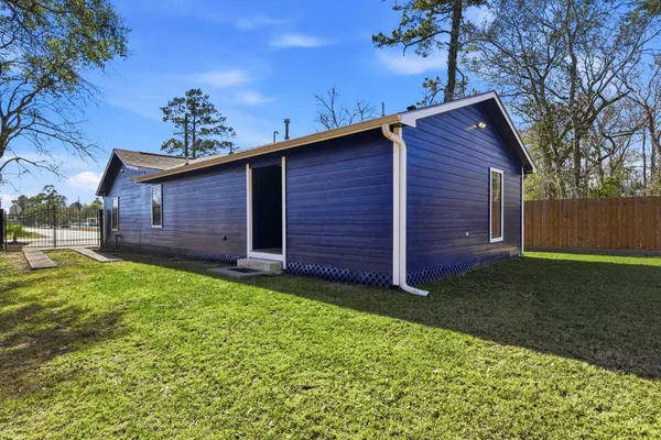 a view of a yard with a house