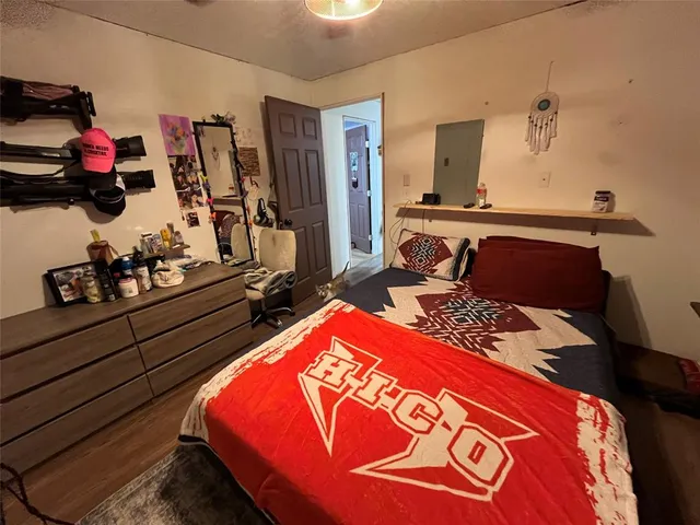 a view of a house with backyard