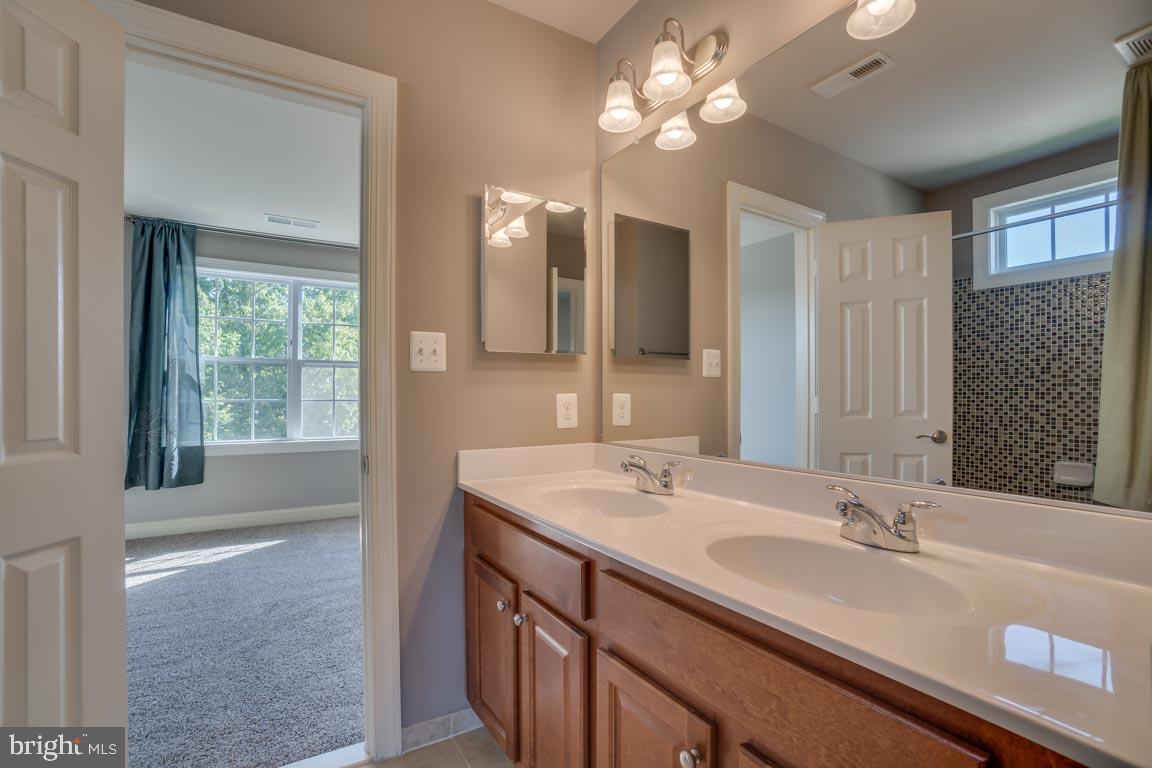 18460 Kerill Road Triangle, VA 22172 - Photo 28 of 47 Jack and Jill bath