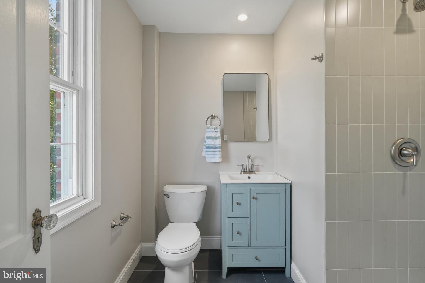 800 Pleasant Hill Road Wallingford, PA 19086 - Photo 17 of 33 En-suite bathroom