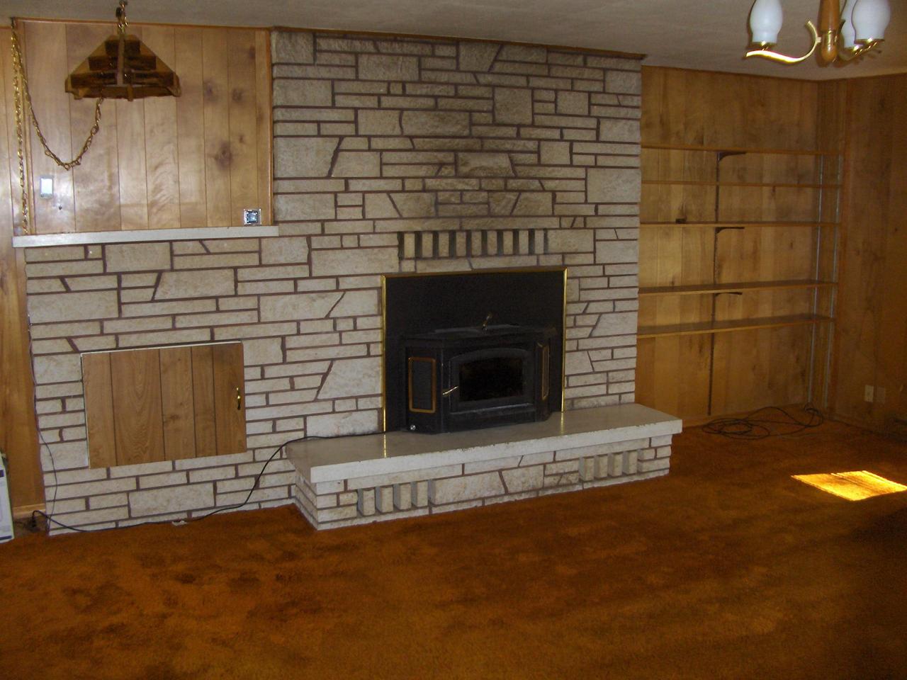20 Linse Road Tieton, WA 98947 - Photo 3 of 6 a living room with fireplace