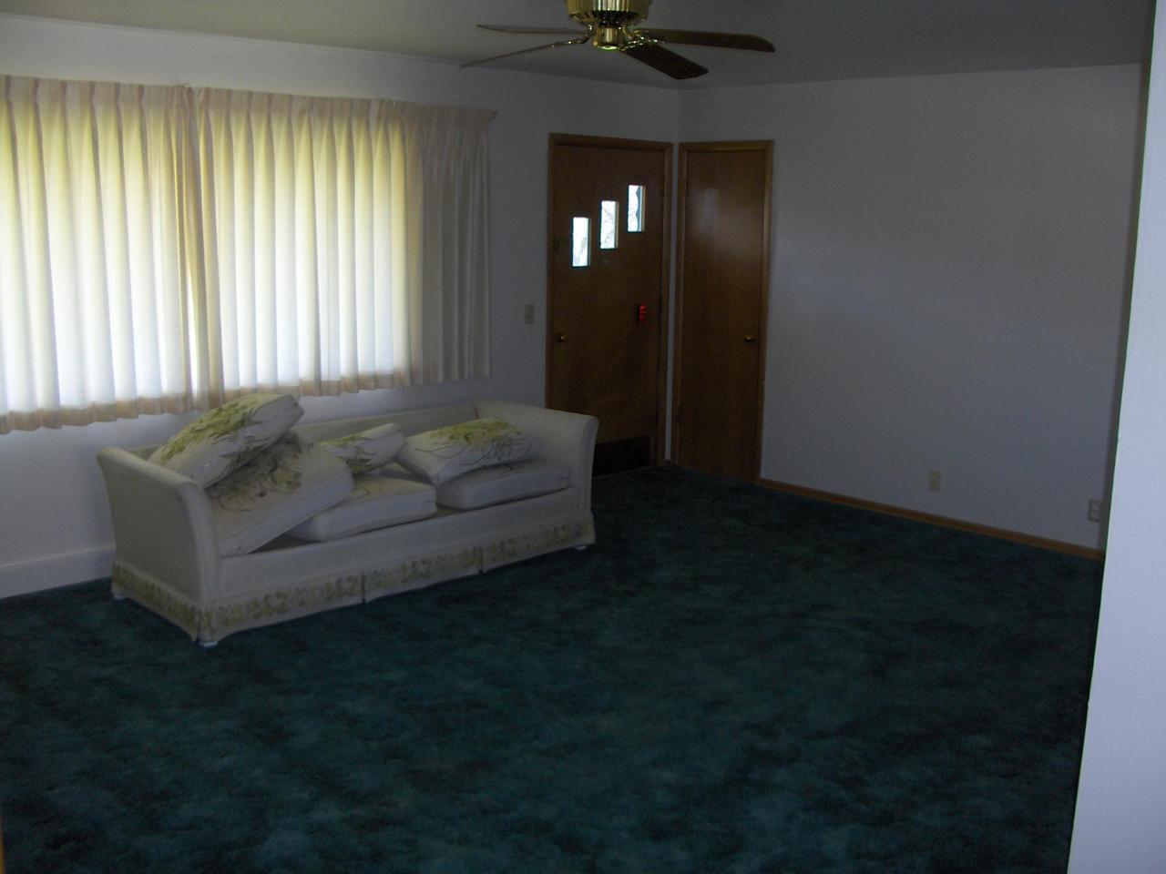 20 Linse Road Tieton, WA 98947 - Photo 4 of 6 a living room with furniture and a window