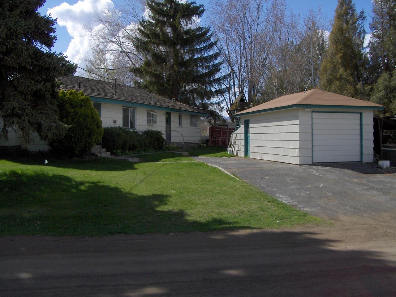 20 Linse Road Tieton, WA 98947 - Photo 6 of 6 a front view of a house with a yard and garage
