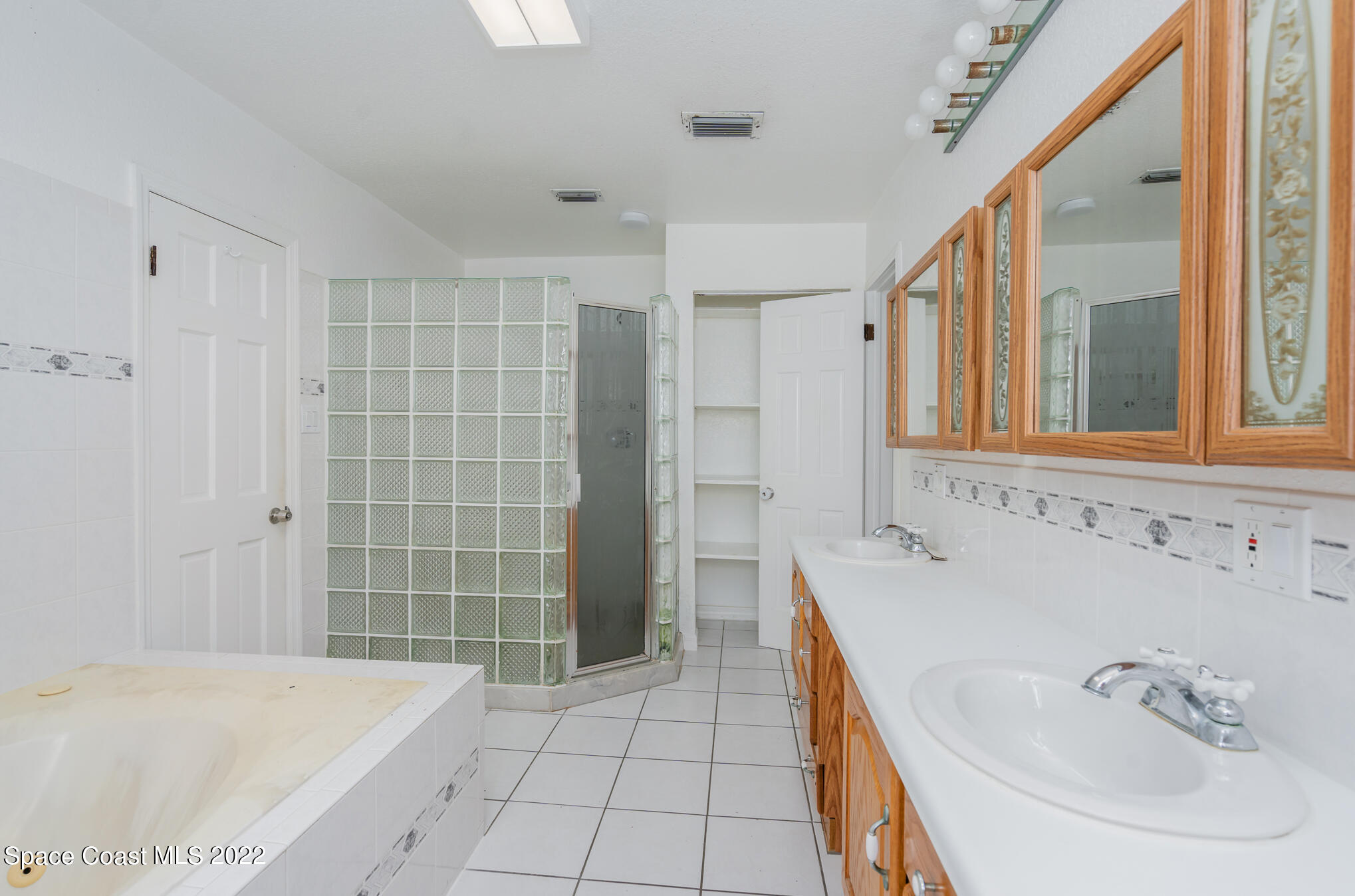 201 Orchid Boulevard Melbourne, FL 32901 - Photo 18 of 36 a bathroom with a bathtub and a sink