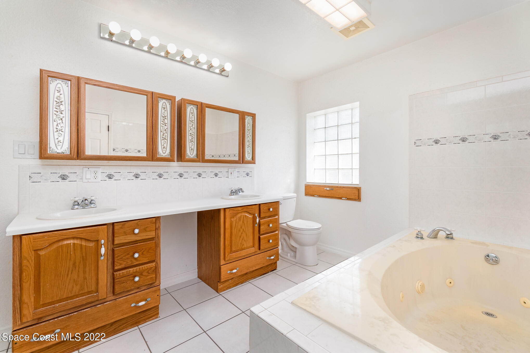 201 Orchid Boulevard Melbourne, FL 32901 - Photo 24 of 36 a spacious bathroom with a tub sink and mirror