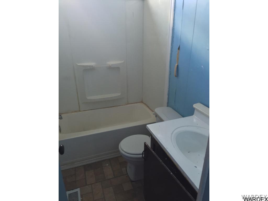 1226 South Cordes Road Golden Valley, AZ 86413 - Photo 25 of 31 Main Bath