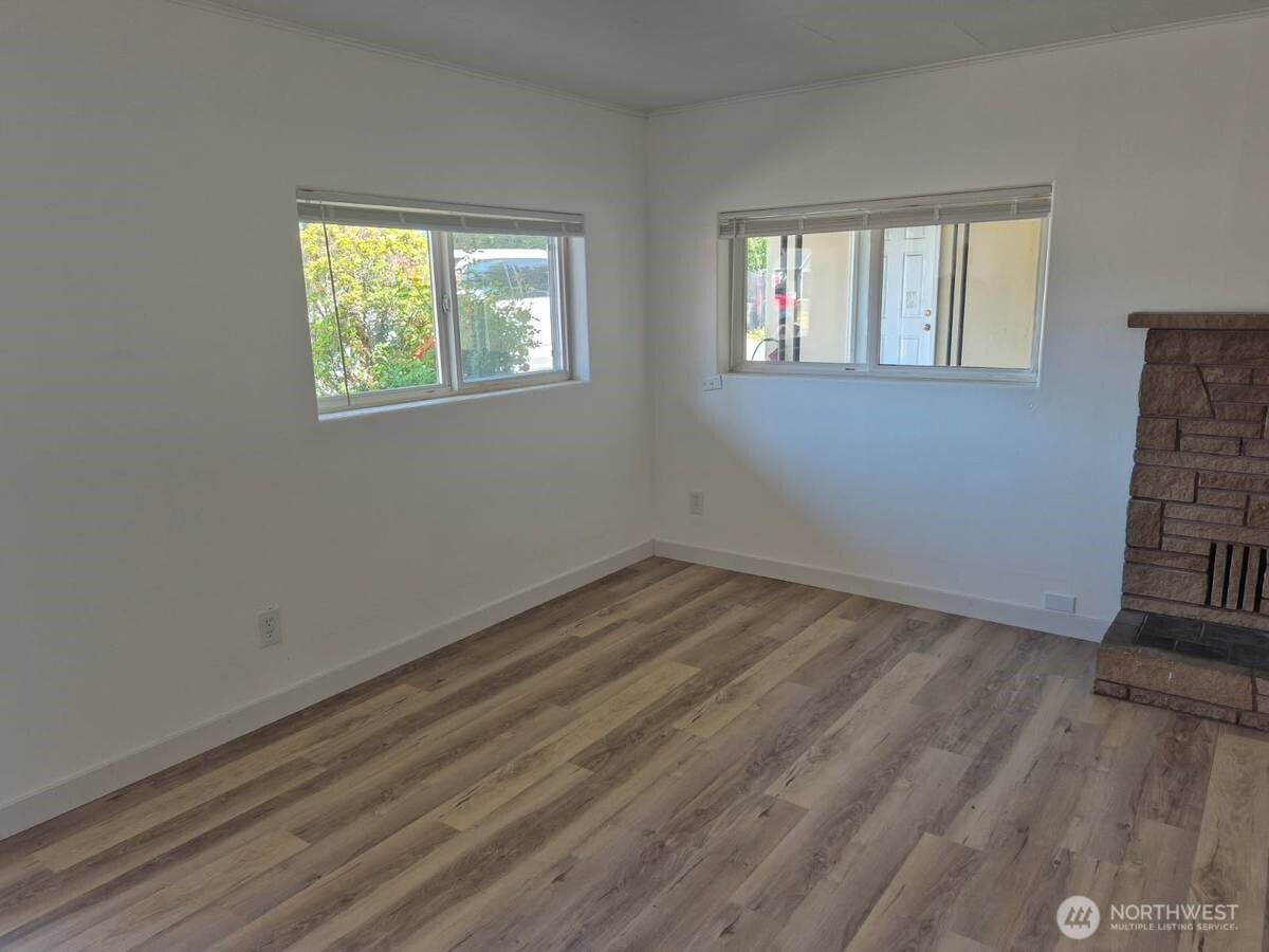 317 7th Street Southwest, Unit 6 Puyallup, WA 98371 - Photo 5 of 8 an empty room with windows
