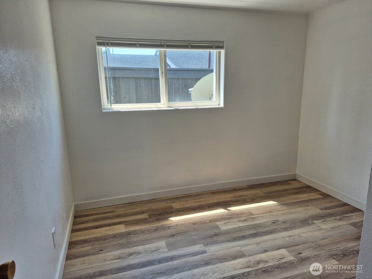 317 7th Street Southwest, Unit 6 Puyallup, WA 98371 - Photo 8 of 8 an empty room with a window