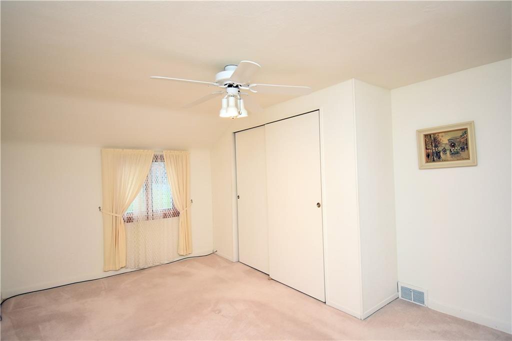 802 Dunster Street Pittsburgh, PA 15226 - Photo 14 of 22 an empty room with a ceiling fan and a bathroom