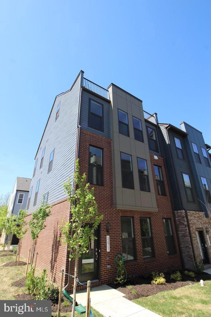 2471 Liberty Loop Herndon, VA 20171 - Photo 3 of 35 a front view of a building
