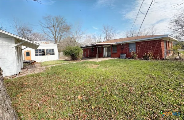 a view of a yard in front of house