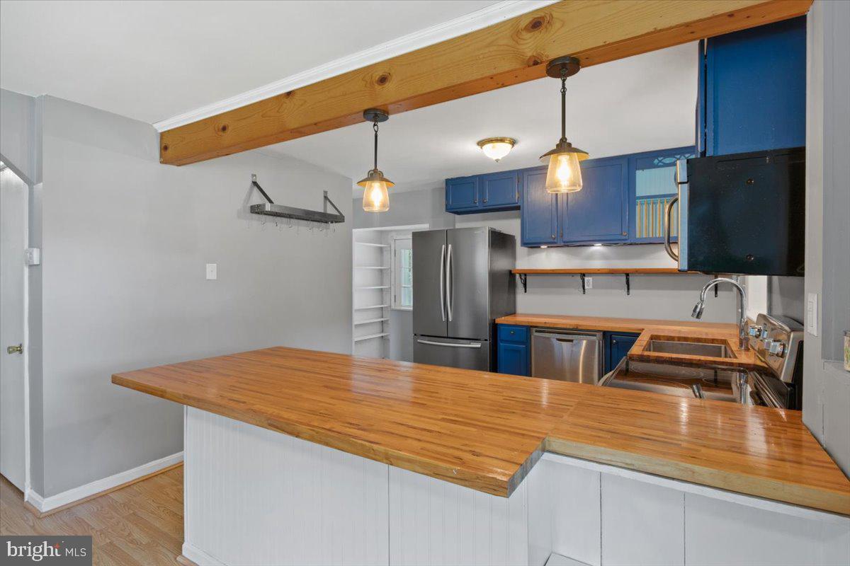 18 Robshire Manor Road Huntingtown, MD 20639 - Photo 8 of 48 Breakfast Bar