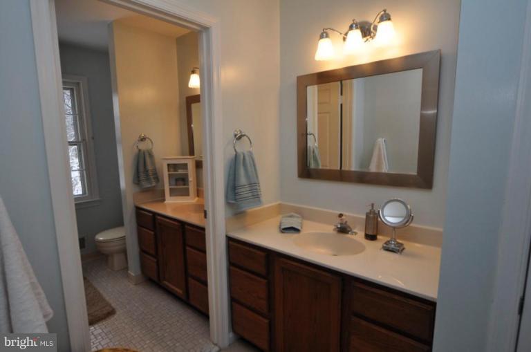 11604 Deer Forest Road Reston, VA 20194 - Photo 16 of 22 Hall Bath