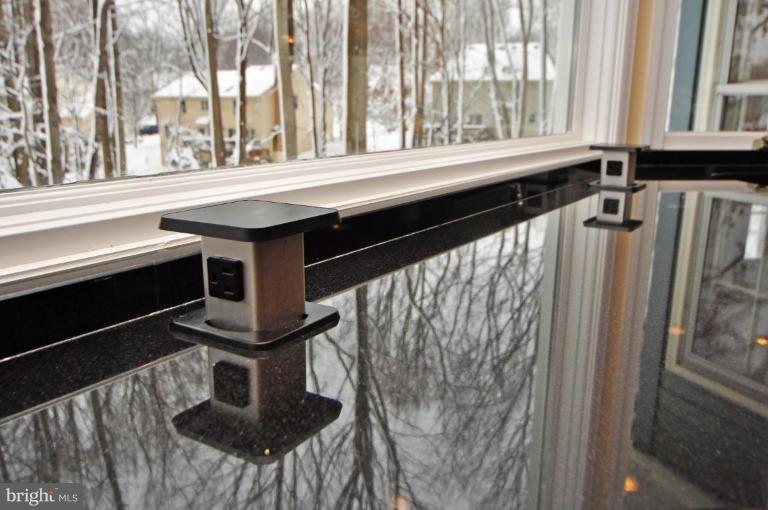 11604 Deer Forest Road Reston, VA 20194 - Photo 4 of 22 Design and function-pop-up outlets