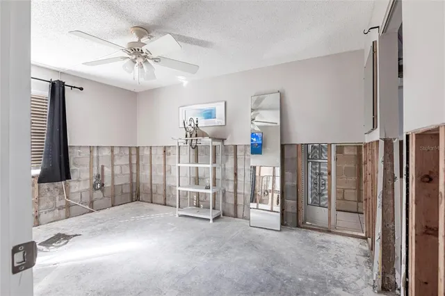 a view of a livingroom with furniture and a ceiling fan