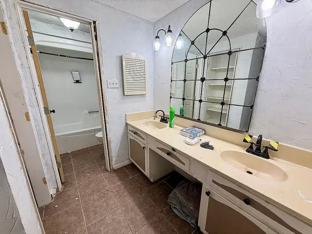 $228,900 | 2401 Memorial Drive, Bryan, TX 77802