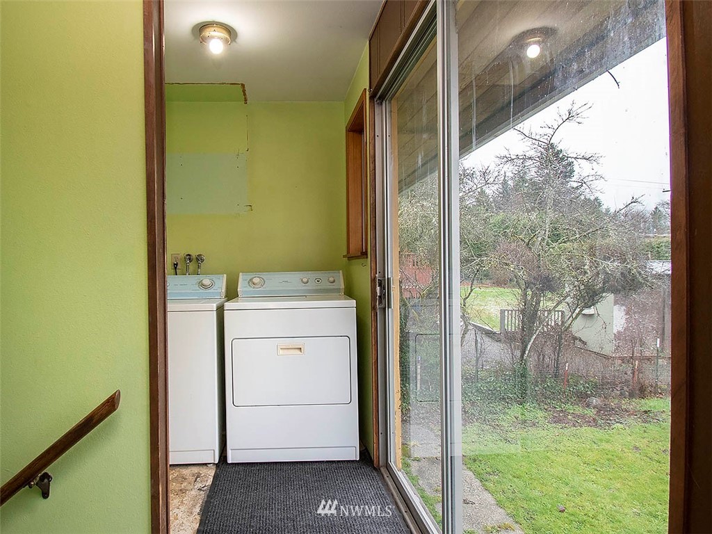 17371 Southeast 133rd Street Renton, WA 98059 - Photo 20 of 22 a view of bathroom with a tub and sink