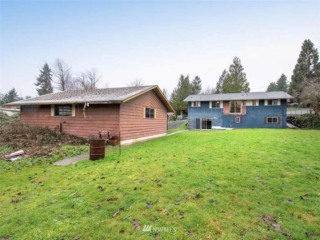 17371 Southeast 133rd Street Renton, WA 98059 - Photo 21 of 22 a backyard of a house with table and chairs