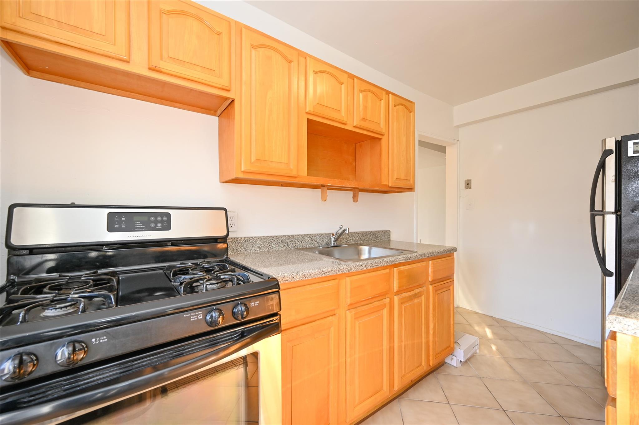 6535 Broadway, Unit 6A Bronx, NY 10471 - Photo 13 of 26 Bright and functional eat-in kitchen