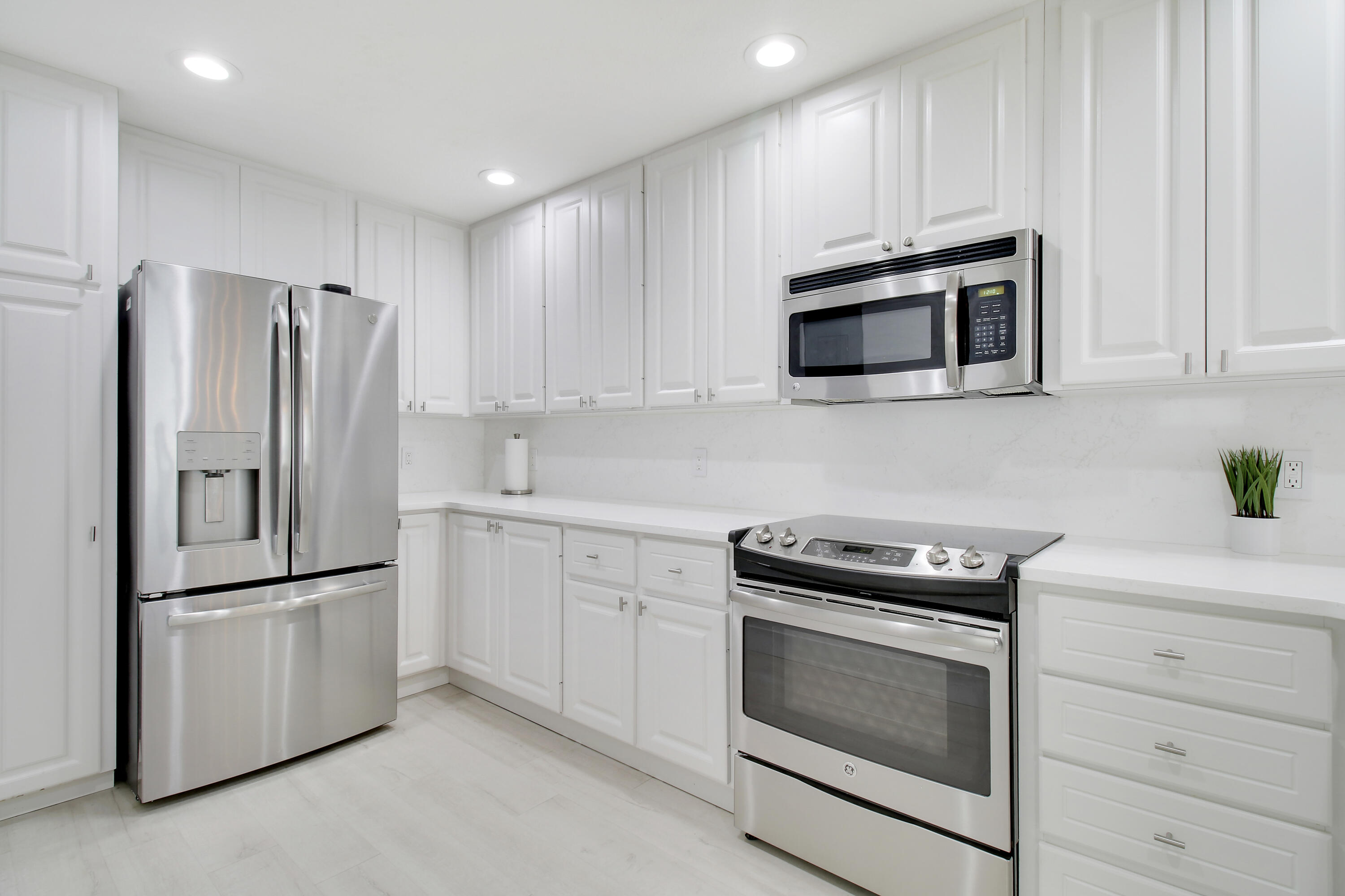 115 Rivinia Drive Jupiter, FL 33458 - Photo 10 of 42 Kitchen w Ample counter Space