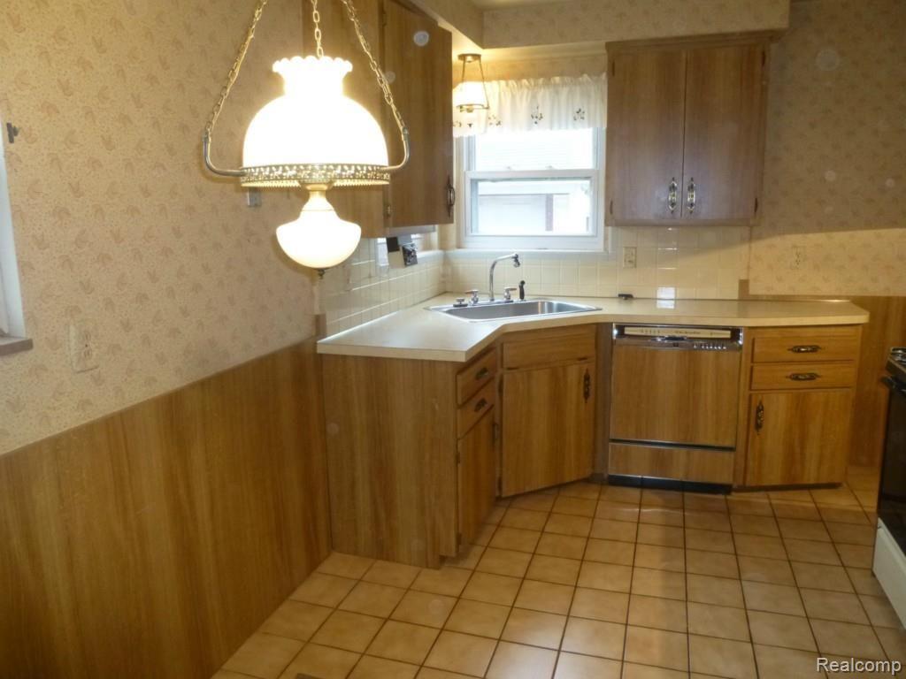 32319 Marblehead Road Farmington, MI 48336 - Photo 9 of 38 P1070898.jpg