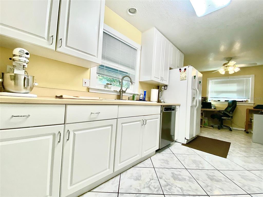 626 Orchid Lane Altamonte Springs, FL 32714 - Photo 4 of 24 a kitchen with cabinets and appliances