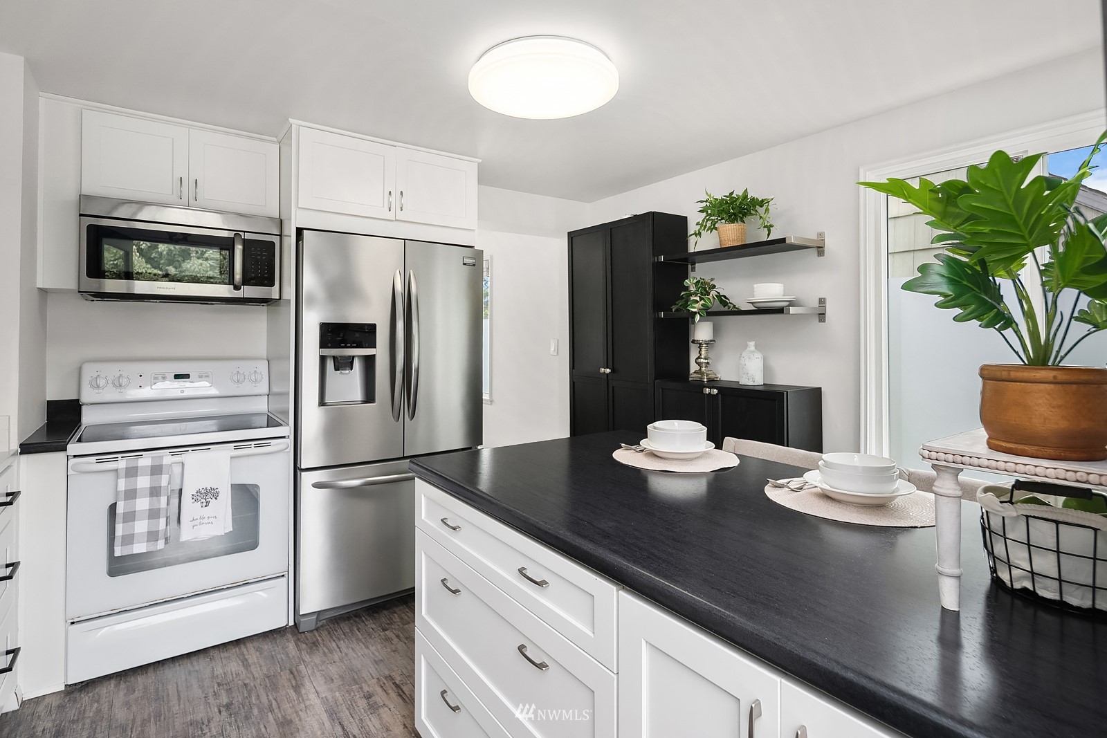 336 Northwest 47th Street Seattle, WA 98107 - Photo 9 of 36