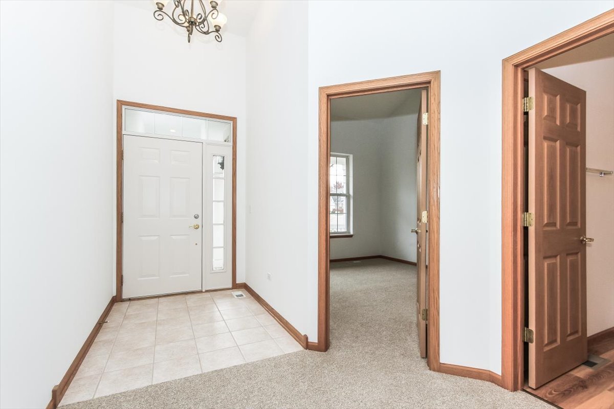 202 Braeburn Circle Sugar Grove, IL 60554 - Photo 2 of 25