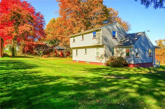 a view of a house with a yard