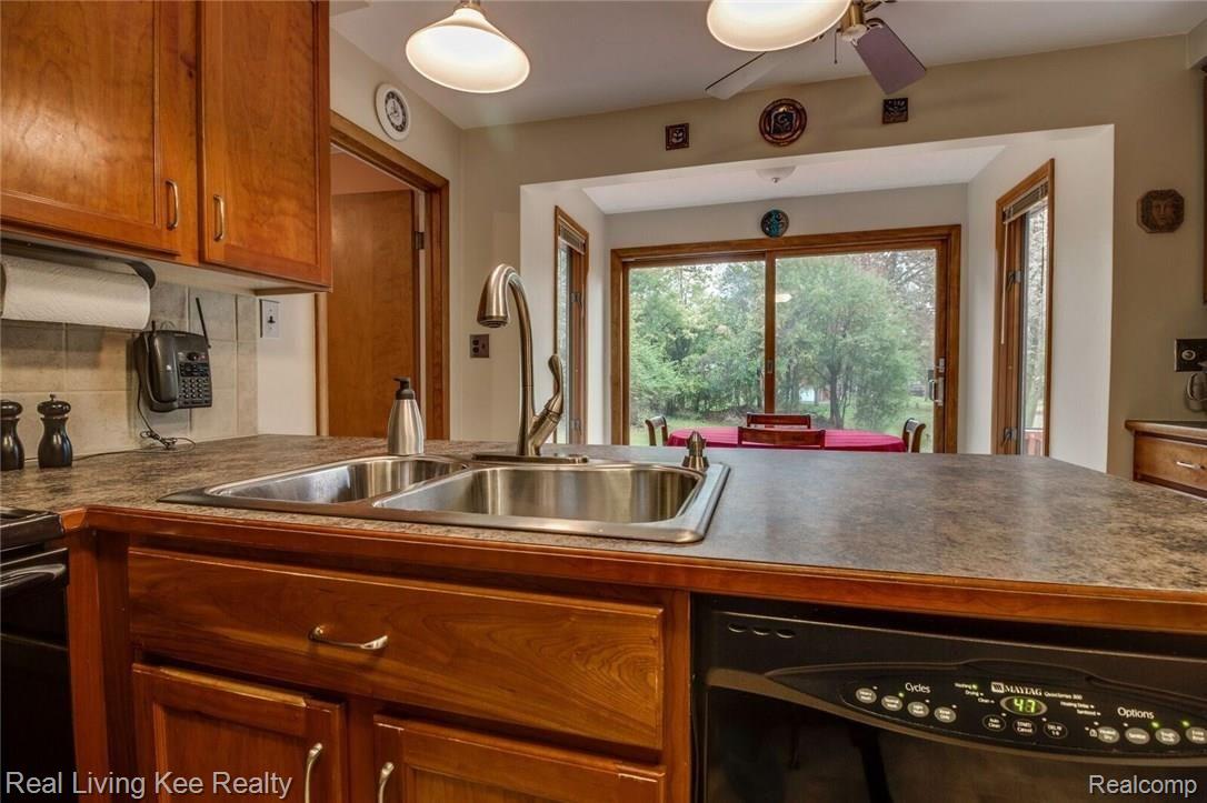 23940 Berg Road Southfield, MI 48033 - Photo 31 of 46 Interiors-31_preview.jpeg