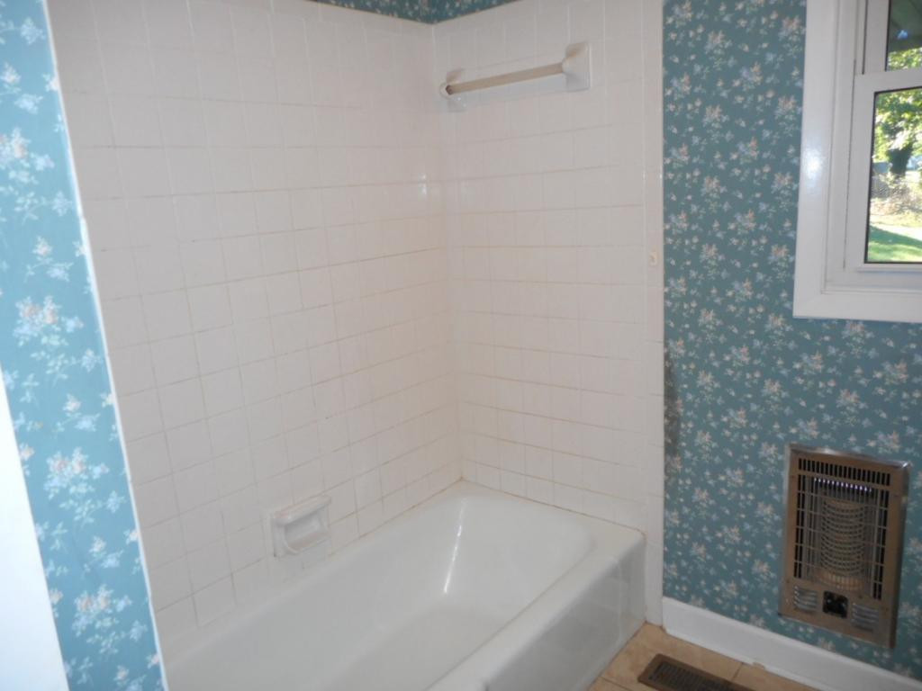 170 Greendale Road Johnson City, TN 37601 - Photo 15 of 31 Tile tub