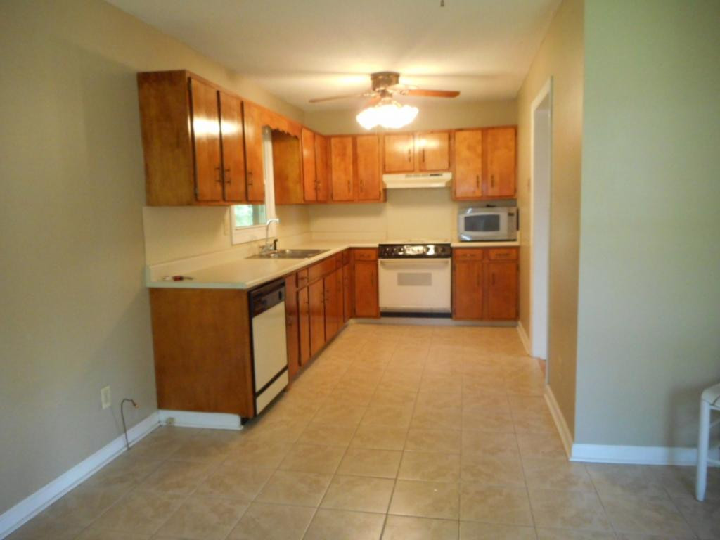 170 Greendale Road Johnson City, TN 37601 - Photo 4 of 31 Large open kitchen