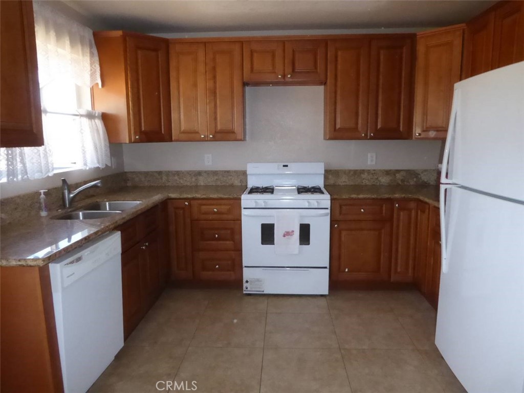 10819 Nambe Road Apple Valley, CA 92308 - Photo 6 of 20