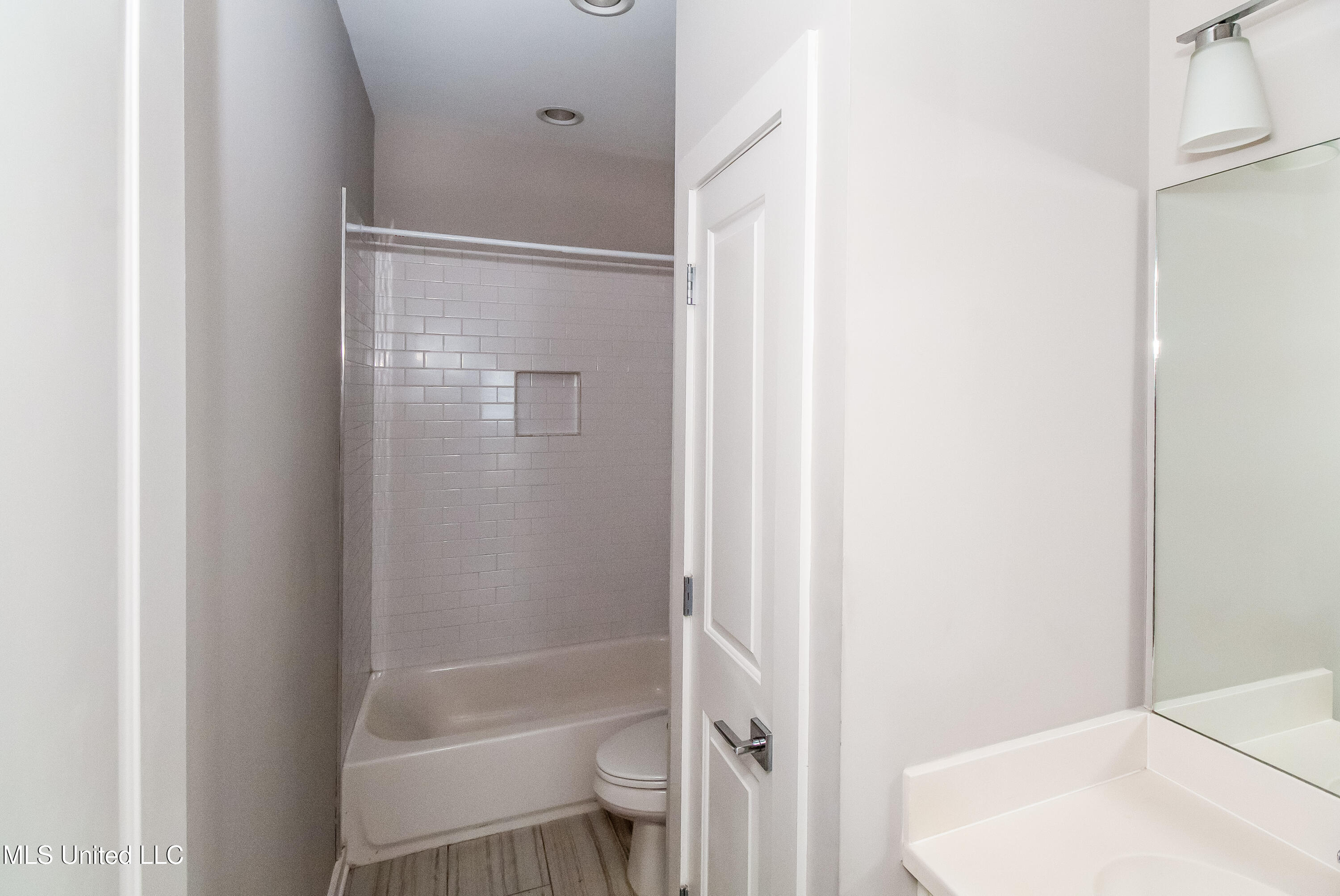 6453 Nesting Dove Olive Branch, MS 38654 - Photo 14 of 15 015-photo-bathroom-7133778