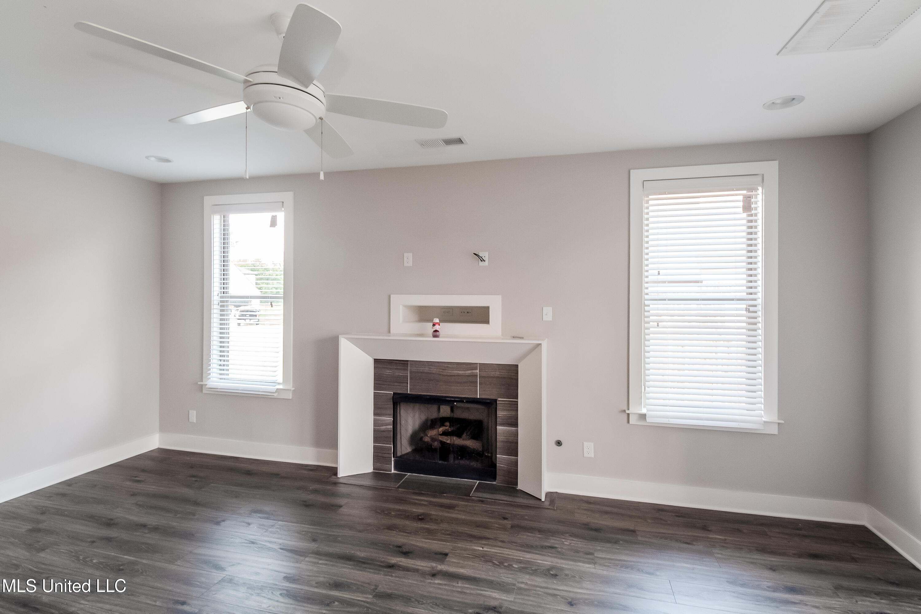 6453 Nesting Dove Olive Branch, MS 38654 - Photo 3 of 15 004-photo-living-room-7133781