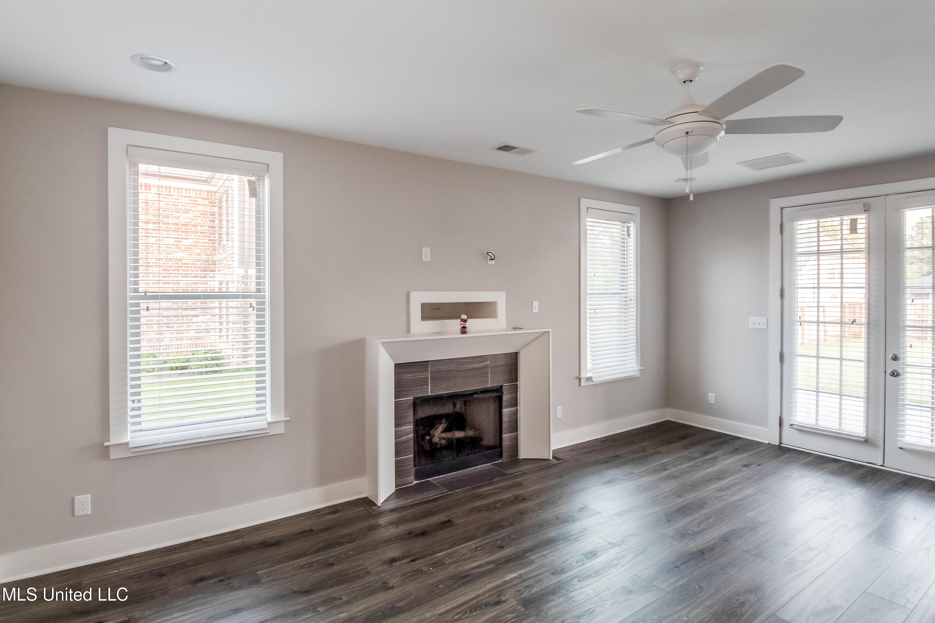 6453 Nesting Dove Olive Branch, MS 38654 - Photo 4 of 15 005-photo-living-room-7133776