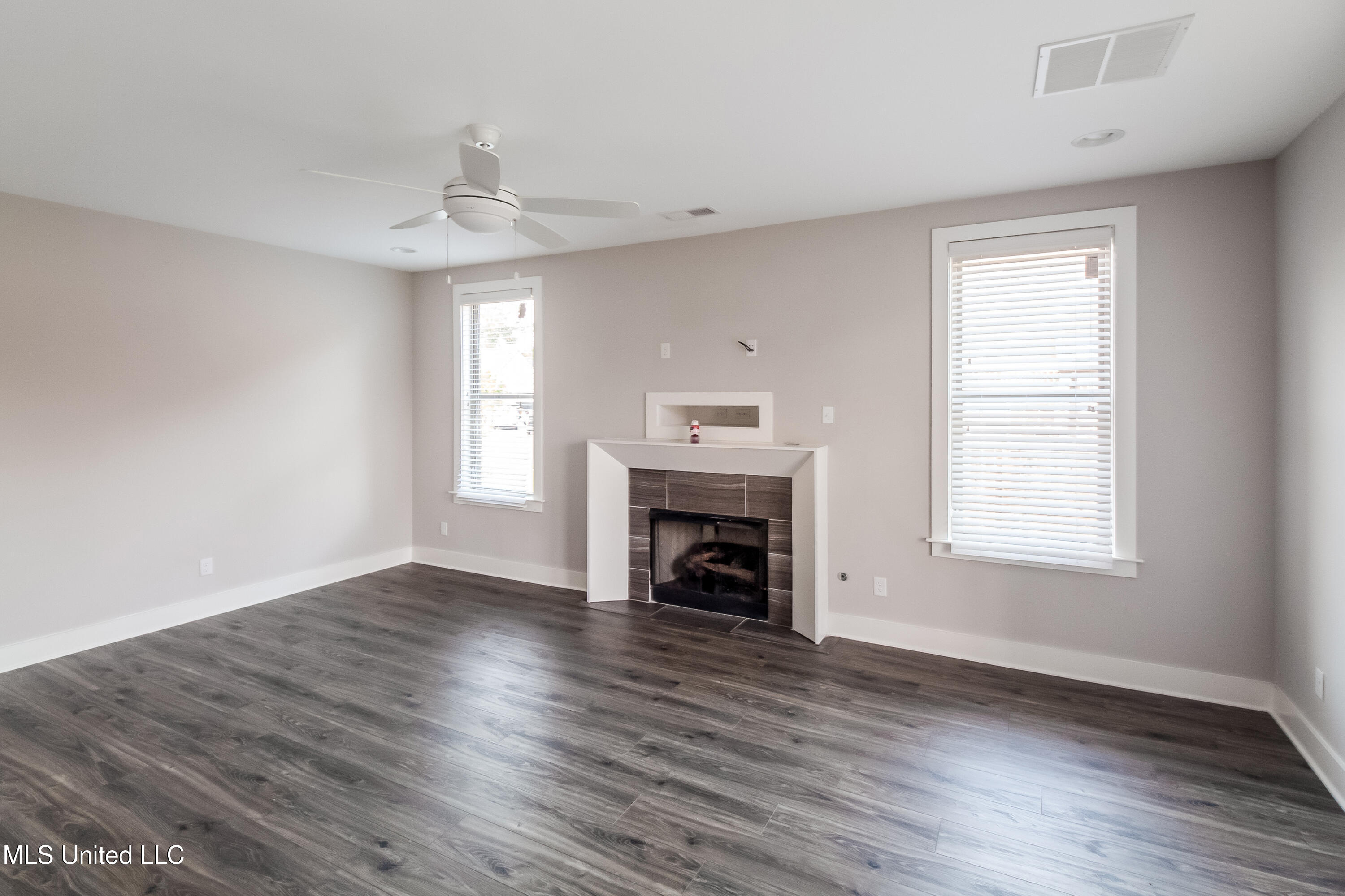 6453 Nesting Dove Olive Branch, MS 38654 - Photo 5 of 15 006-photo-living-room-7133783