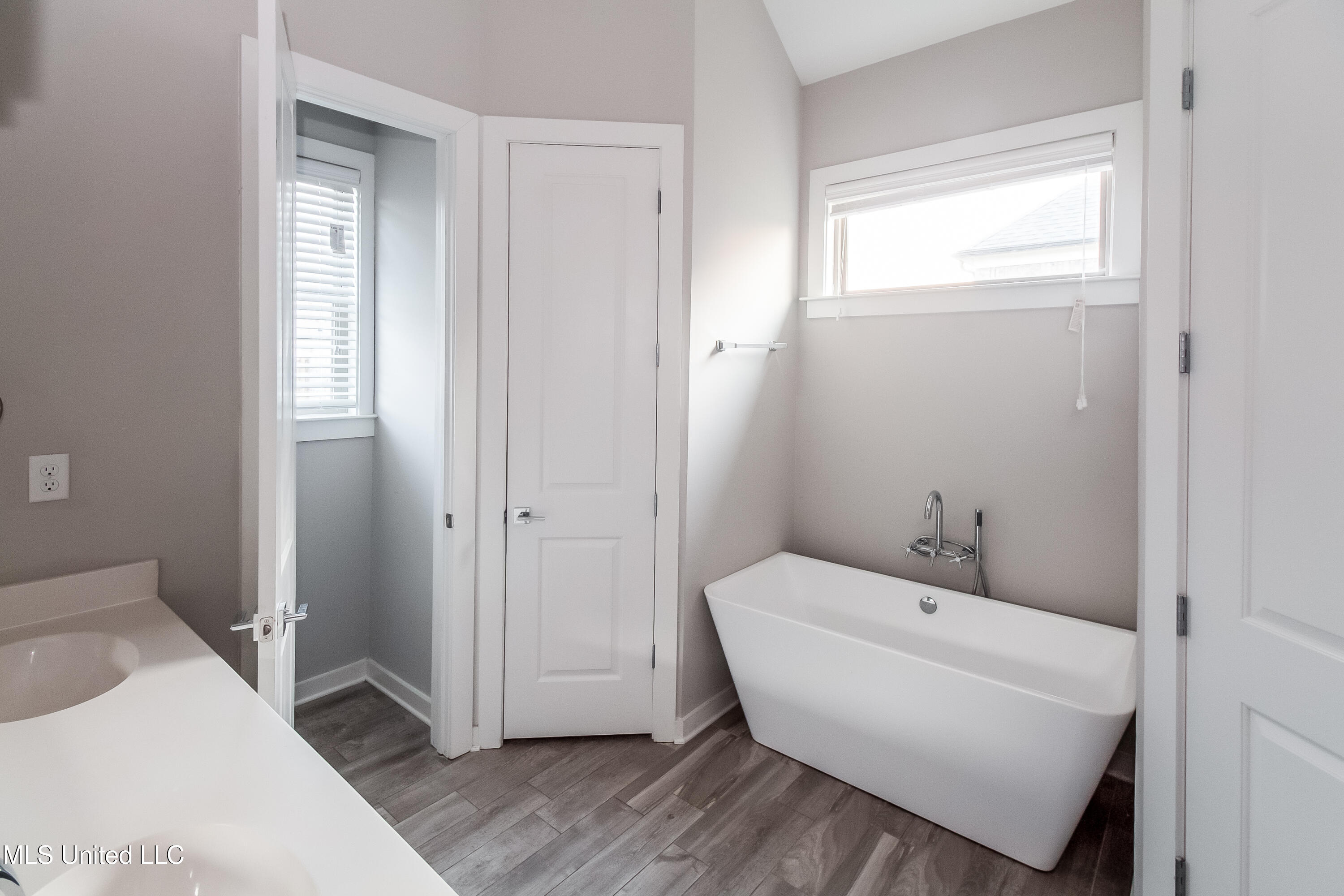 6453 Nesting Dove Olive Branch, MS 38654 - Photo 10 of 15 011-photo-master-bathroom-7133788