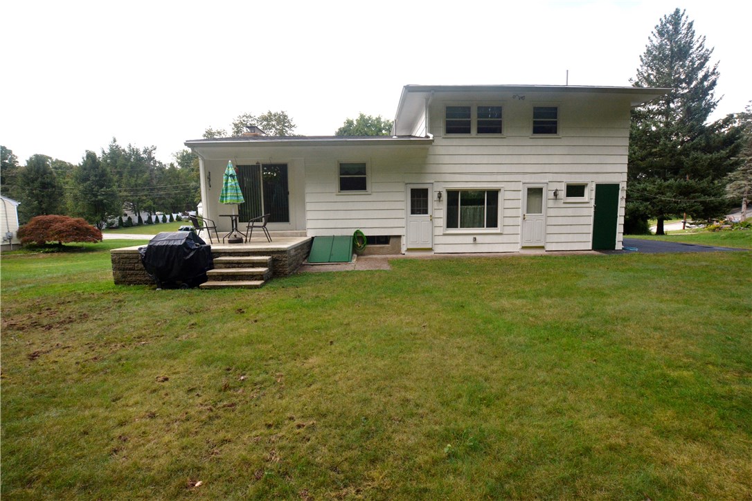 8 Sir Charles Road Lincoln, RI 02865 - Photo 4 of 26