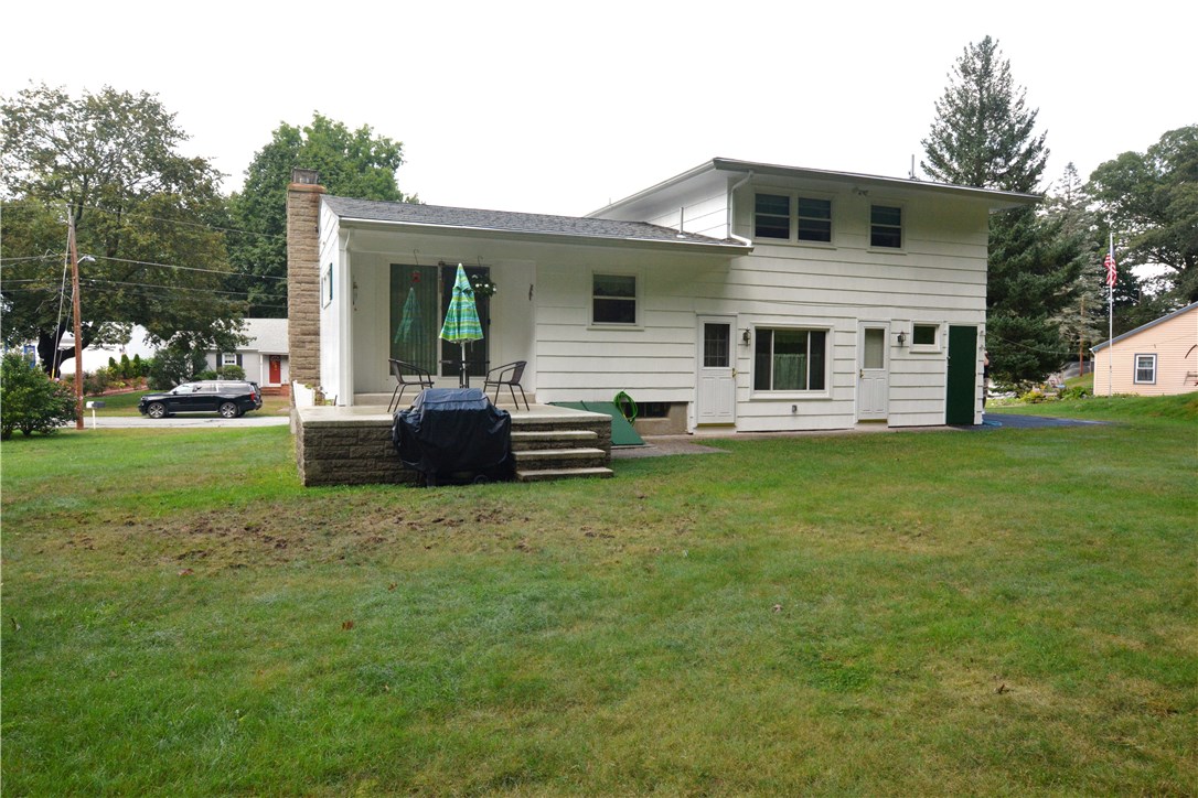 8 Sir Charles Road Lincoln, RI 02865 - Photo 5 of 26