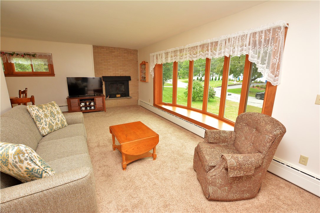 8 Sir Charles Road Lincoln, RI 02865 - Photo 6 of 26