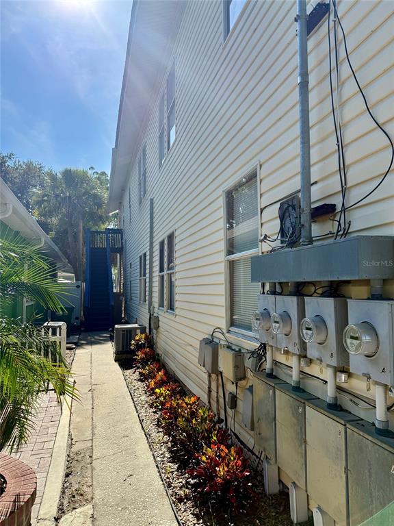 2322 West Cherry Street Tampa, FL 33607 - Photo 4 of 31 a backyard of a house with lots of green space