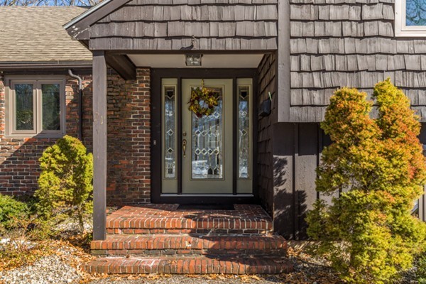 21 Huntingdon Road Lynnfield, MA 01940 - Photo 2 of 30 Gallery Image 2