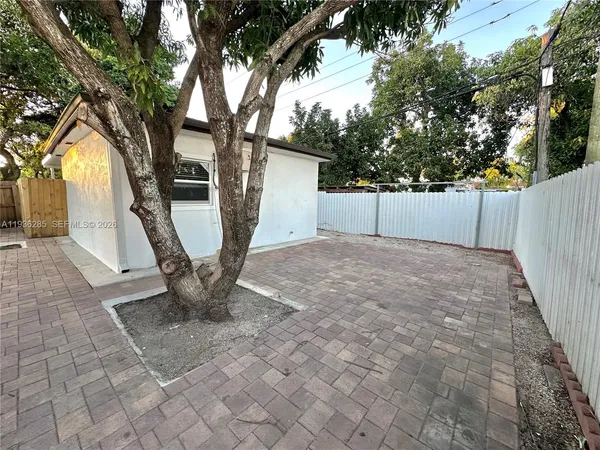 a view of a backyard